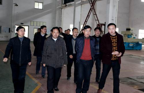 临湘市委书记黄俊钧一行到乐鱼官方注册立体停车设备考察调研 
